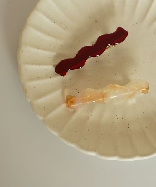 ammy.（エイミードット）の「【 ammy. / エイミードット 】 オーロラ ニュアンス 原色 カラー なみなみ ヘアピン（ヘアピン・レディース・ホワイト/ブラック/ライトグリーン/エメラルド/クリアブラウン/ワインレッド/ブラウン/ベージュ/ブラウン系その他/その他1/その他2/その他3/その他4・FREE）」の5枚目の写真