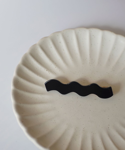 ammy.（エイミードット）の「【 ammy. / エイミードット 】 オーロラ ニュアンス 原色 カラー なみなみ ヘアピン（ヘアピン・レディース・ホワイト/ブラック/ライトグリーン/エメラルド/クリアブラウン/ワインレッド/ブラウン/ベージュ/ブラウン系その他/その他1/その他2/その他3/その他4・FREE）」の3枚目の写真