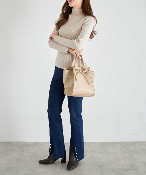 tocco closet（トッコ　クローゼット）の「【ZOZO限定】サイドフラワー型押し風切り替え２ＷＡＹ軽量バッグ（ハンドバッグ・レディース・ベージュ/グレイッシュベージュ/ブラック・FREE）」の10枚目の写真