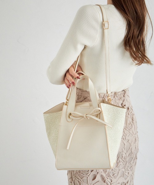 tocco closet（トッコ　クローゼット）の「【ZOZO限定】サイドフラワー型押し風切り替え２ＷＡＹ軽量バッグ（ハンドバッグ・レディース・ベージュ/グレイッシュベージュ/ブラック・FREE）」の20枚目の写真