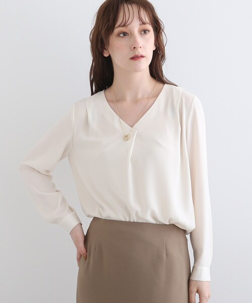 INDIVI（インディヴィ）の「【洗える/UVケア/吸水速乾】Vネックブラウス（シャツ/ブラウス・レディース・オフホワイト/ベージュ系その他2/レモンイエロー/ネイビー/ライトパープル/ブルー系5/アイボリー・05/13/19/36/40/03/12/15 /34/38/42）」の2枚目の写真
