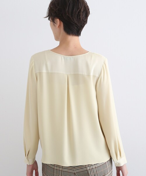 INDIVI（インディヴィ）の「【洗える/UVケア/吸水速乾】Vネックブラウス（シャツ/ブラウス・レディース・オフホワイト/ベージュ系その他2/レモンイエロー/ネイビー/ライトパープル/ブルー系5/アイボリー・05/13/19/36/40/03/12/15 /34/38/42）」の8枚目の写真