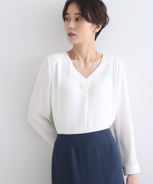 INDIVI（インディヴィ）の「【洗える/UVケア/吸水速乾】Vネックブラウス（シャツ/ブラウス・レディース・オフホワイト/ベージュ系その他2/レモンイエロー/ネイビー/ライトパープル/ブルー系5/アイボリー・05/13/19/36/40/03/12/15 /34/38/42）」の9枚目の写真