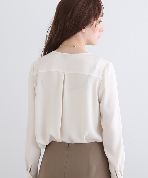 INDIVI（インディヴィ）の「【洗える/UVケア/吸水速乾】Vネックブラウス（シャツ/ブラウス・レディース・オフホワイト/ベージュ系その他2/レモンイエロー/ネイビー/ライトパープル/ブルー系5/アイボリー・05/13/19/36/40/03/12/15 /34/38/42）」の19枚目の写真