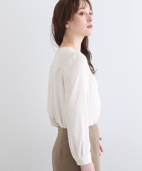 INDIVI（インディヴィ）の「【洗える/UVケア/吸水速乾】Vネックブラウス（シャツ/ブラウス・レディース・オフホワイト/ベージュ系その他2/レモンイエロー/ネイビー/ライトパープル/ブルー系5/アイボリー・05/13/19/36/40/03/12/15 /34/38/42）」の15枚目の写真