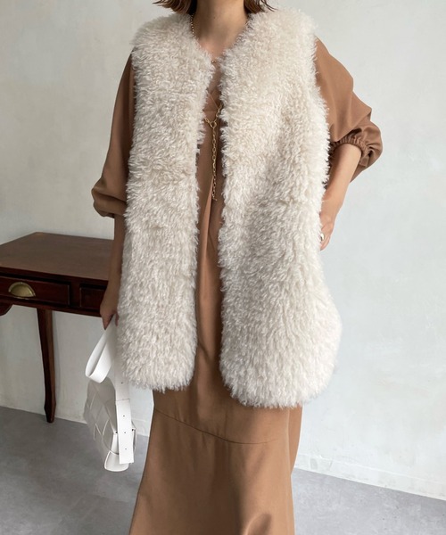 DouDou（ドゥドゥ）の「カーリーフェイクファーベスト（ベスト・レディース・オフホワイト/グレイッシュベージュ/ライトベージュ・FREE）」の4枚目の写真