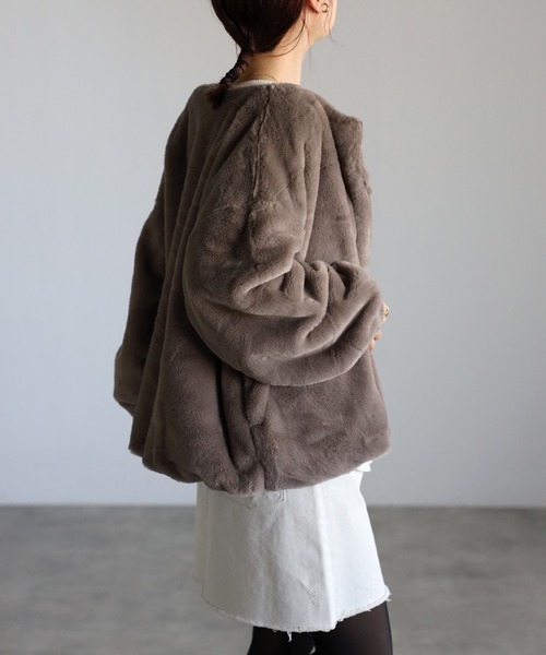 Fizz（フィズ）の「フェイクファーノーカラージャケット（ノーカラージャケット・レディース・グレイッシュベージュ/ピンクベージュ/ブラック/アイボリー/モカ/サックスブルー・M/L）」の18枚目の写真