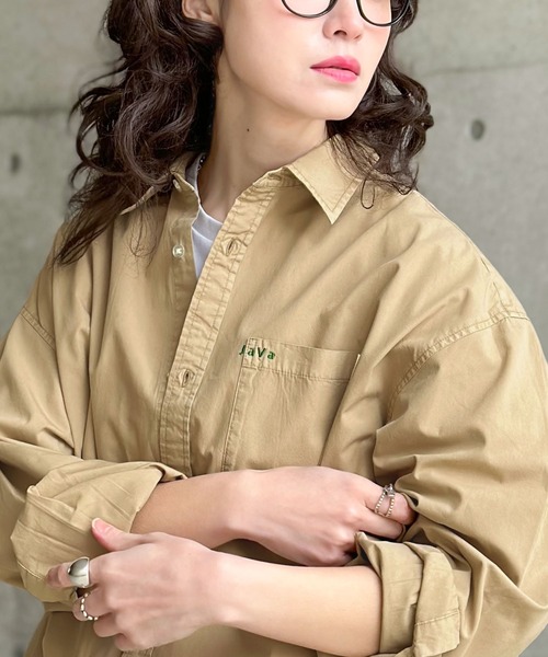 Java（ジャバ）の「《JaVa ジャバコラボ》大人のヴインテージライク。綿100%ピグメントロゴ刺繍オーバーシャツ（シャツ/ブラウス・メンズ・オフホワイト/グレー系/ブラック/ベージュ・LARGE/MEDIUM/SMALL/X-LARGE）」の4枚目の写真