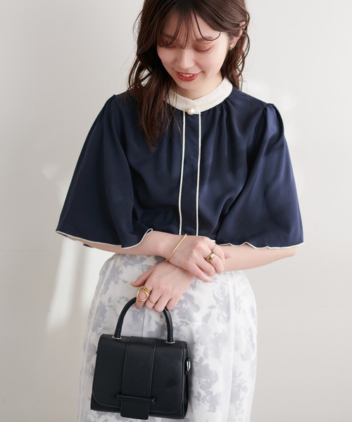 natural couture（ナチュラルクチュール）の「新色追加/WEB限定/パール釦ポイントカラーフレア５分袖ブラウス（シャツ/ブラウス・レディース・ネイビー/ベージュ系その他/サックスブルー/ピンク/オフホワイト/ピンクベージュ/ドット/グリーン・FREE）」の2枚目の写真