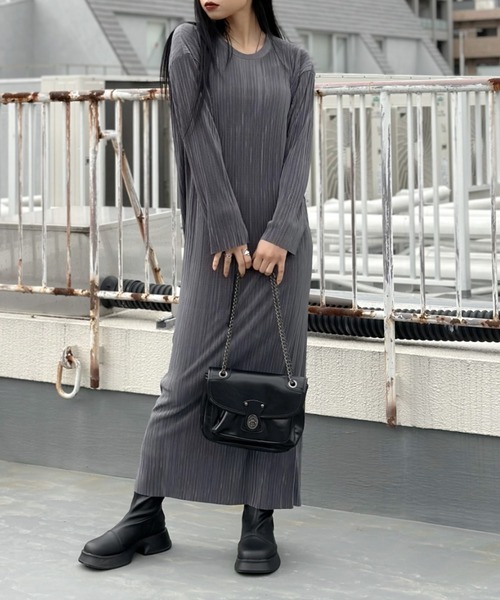 LVEU.(ラブユ.)の「Micro pleats long one-piece / マイクロプリーツロングワンピース(ワンピース・レディース・ブラック/チャコールグレー・FREE)」の4枚目の写真