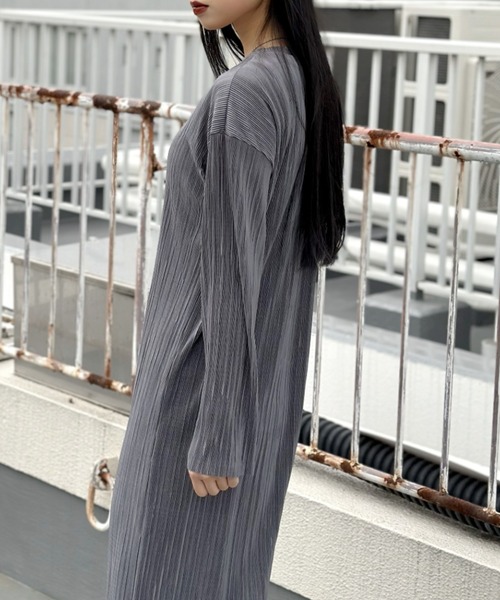 LVEU.(ラブユ.)の「Micro pleats long one-piece / マイクロプリーツロングワンピース(ワンピース・レディース・ブラック/チャコールグレー・FREE)」の8枚目の写真