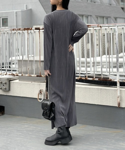 LVEU.(ラブユ.)の「Micro pleats long one-piece / マイクロプリーツロングワンピース(ワンピース・レディース・ブラック/チャコールグレー・FREE)」の5枚目の写真