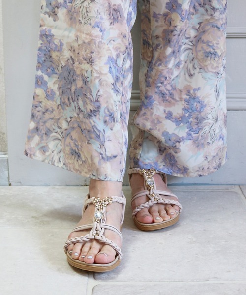 Balancoire（ブランコアール）の「Tストラップ ビジューフラットサンダル（サンダル・レディース・ブラック/ネイビー/アイボリー/カーキ・M/LL/L/S）」の2枚目の写真