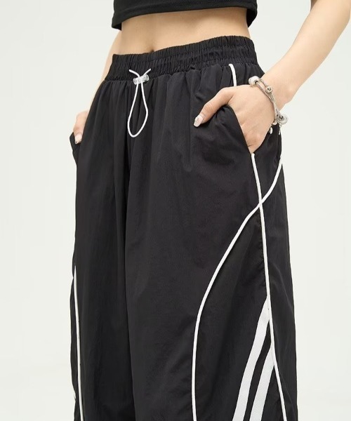 Vipoa（ヴィポア）の「パイピングラインナイロントラックパンツ（その他パンツ・レディース・ブラック/グレー系その他・FREE）」の5枚目の写真