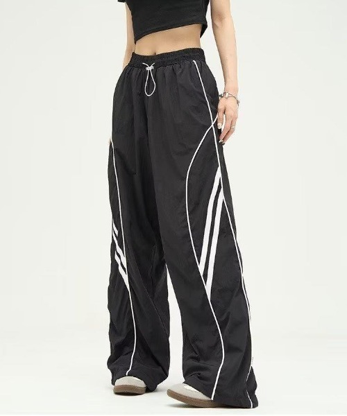 Vipoa（ヴィポア）の「パイピングラインナイロントラックパンツ（その他パンツ・レディース・ブラック/グレー系その他・FREE）」の3枚目の写真