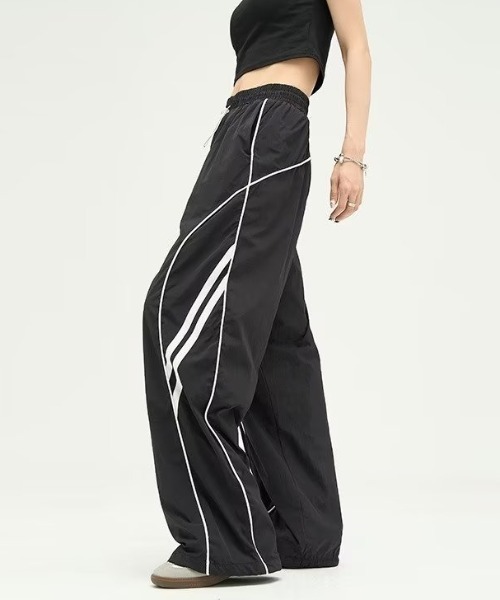 Vipoa（ヴィポア）の「パイピングラインナイロントラックパンツ（その他パンツ・レディース・ブラック/グレー系その他・FREE）」の4枚目の写真