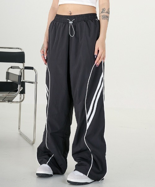 Vipoa（ヴィポア）の「パイピングラインナイロントラックパンツ（その他パンツ・レディース・ブラック/グレー系その他・FREE）」の10枚目の写真