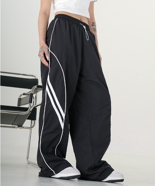 Vipoa（ヴィポア）の「パイピングラインナイロントラックパンツ（その他パンツ・レディース・ブラック/グレー系その他・FREE）」の11枚目の写真