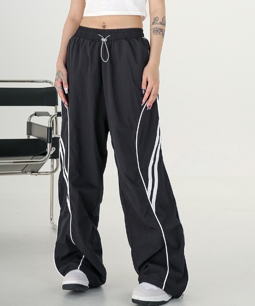 Vipoa（ヴィポア）の「パイピングラインナイロントラックパンツ（その他パンツ・レディース・ブラック/グレー系その他・FREE）」の8枚目の写真