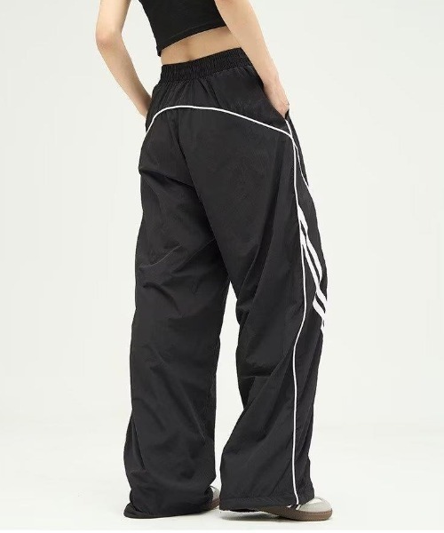 Vipoa（ヴィポア）の「パイピングラインナイロントラックパンツ（その他パンツ・レディース・ブラック/グレー系その他・FREE）」の6枚目の写真