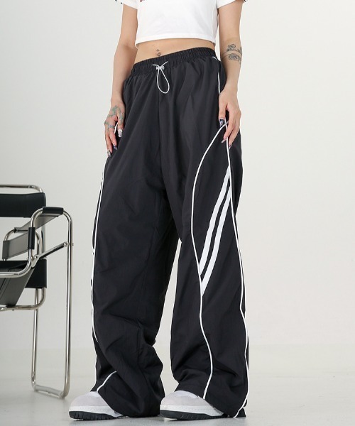 Vipoa（ヴィポア）の「パイピングラインナイロントラックパンツ（その他パンツ・レディース・ブラック/グレー系その他・FREE）」の9枚目の写真
