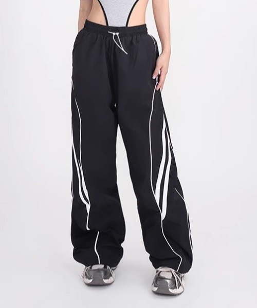 Vipoa（ヴィポア）の「パイピングラインナイロントラックパンツ（その他パンツ・レディース・ブラック/グレー系その他・FREE）」の16枚目の写真