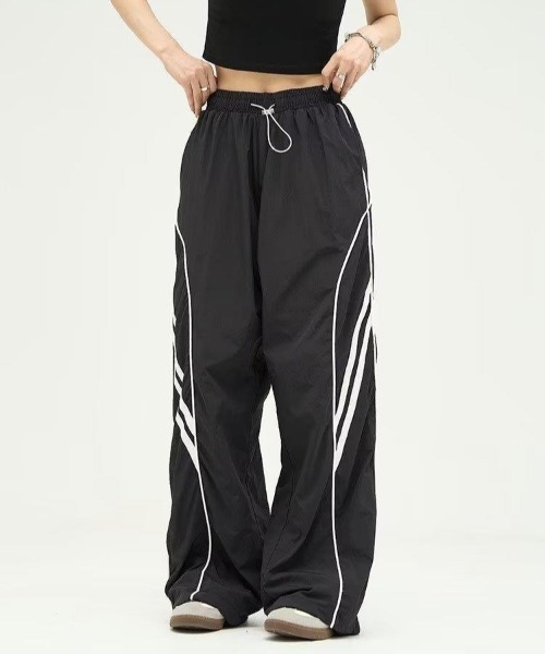 Vipoa（ヴィポア）の「パイピングラインナイロントラックパンツ（その他パンツ・レディース・ブラック/グレー系その他・FREE）」の13枚目の写真