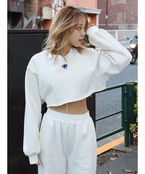 EVRIS（エヴリス）の「クロップドスウェットトップス【セットアップ着用可能】（スウェット・レディース・ホワイト/ブラック/ネイビー・FREE）」の2枚目の写真