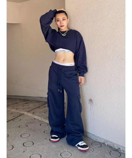 EVRIS（エヴリス）の「クロップドスウェットトップス【セットアップ着用可能】（スウェット・レディース・ホワイト/ブラック/ネイビー・FREE）」の22枚目の写真