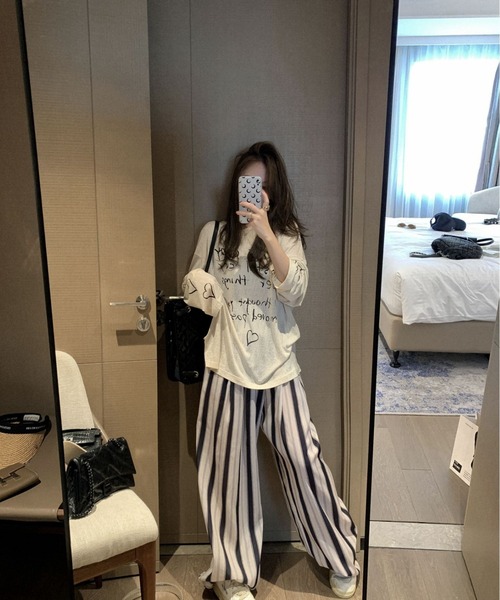 Achic(アシック)の「薄手カジュアル風アイスシルク感オーバーサイズプリントトップス(ニット/セーター・レディース・アイボリー/ブラック・M)」の9枚目の写真
