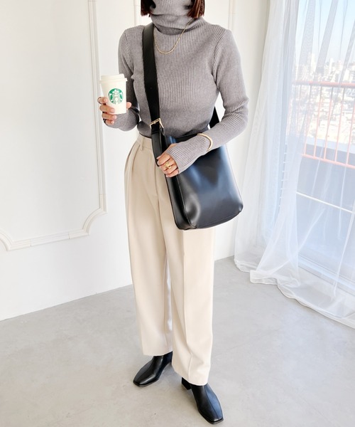 wears(ウェアーズ)の「【A4サイズ収納可】ポーチ付きバケツショルダー(ショルダーバッグ・レディース・ブラック/ブラウン・FREE)」の4枚目の写真