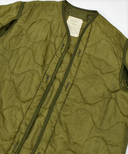 VINTAGE（ヴィンテージ）の「【ヴィンテージ古着】70's ミリタリー キルティング ライナージャケット（ミリタリージャケット・メンズ・カーキ・MEDIUM）」の4枚目の写真