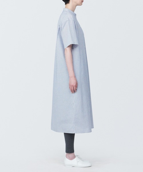 無印良品(ムジルシリョウヒン)の「婦人 涼感 ブロードスタンドカラー半袖ワンピース(ワンピース・レディース・ホワイト/ブルー系9/ブラック・XL/L/M/S/XS)」の19枚目の写真