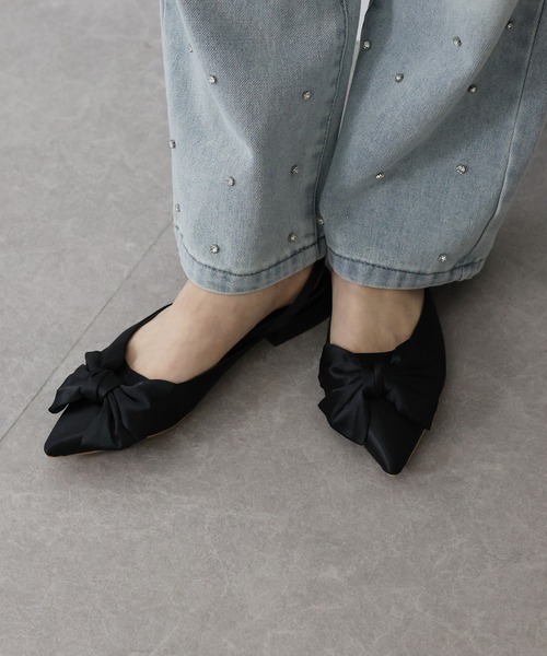 BLUEEAST（ブルーイースト）の「リボン付きバックストラップミュール（パンプス・レディース・シルバー/ブラック・MEDIUM/LARGE）」の2枚目の写真