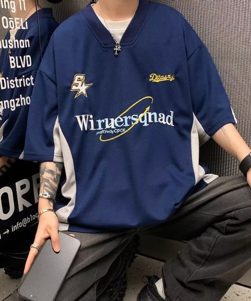 NOWLE(ノウル)の「【NOWLE】サッカーユニフォームデザイン フットボール Tシャツ ゲームシャツ(Tシャツ/カットソー・メンズ・ブラック/ブラック×レッド/グレー/ネイビー/ピンク/レッド・MEDIUM/LARGE/X-LARGE)」の4枚目の写真