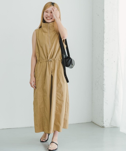 ITEMS URBANRESEARCH(アイテムズ アーバンリサーチ)の「ナイロンハーフジップワンピース(ワンピース・レディース・ブラック/ベージュ・FREE)」の1枚目の写真