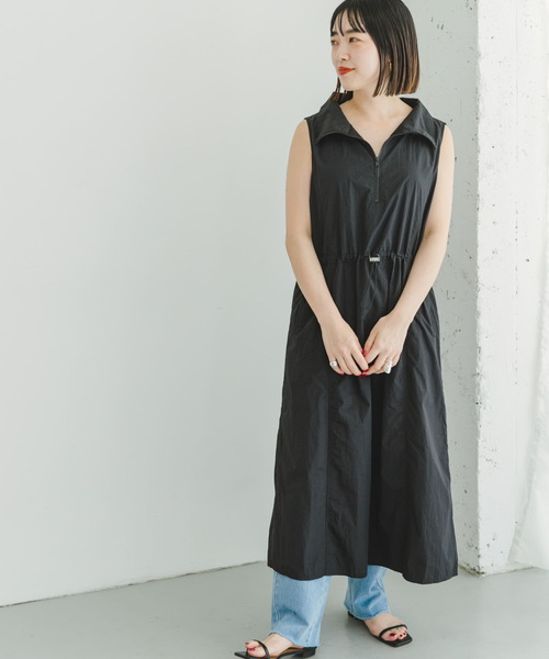 ITEMS URBANRESEARCH(アイテムズ アーバンリサーチ)の「ナイロンハーフジップワンピース(ワンピース・レディース・ブラック/ベージュ・FREE)」の4枚目の写真