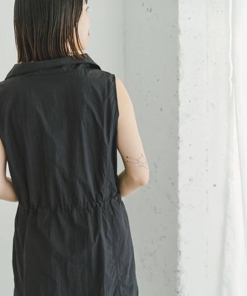 ITEMS URBANRESEARCH(アイテムズ アーバンリサーチ)の「ナイロンハーフジップワンピース(ワンピース・レディース・ブラック/ベージュ・FREE)」の7枚目の写真