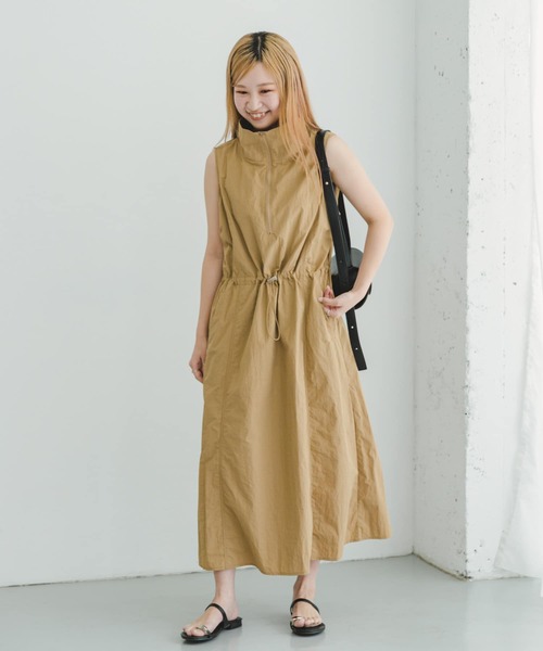ITEMS URBANRESEARCH(アイテムズ アーバンリサーチ)の「ナイロンハーフジップワンピース(ワンピース・レディース・ブラック/ベージュ・FREE)」の8枚目の写真