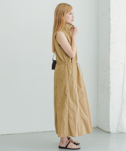 ITEMS URBANRESEARCH(アイテムズ アーバンリサーチ)の「ナイロンハーフジップワンピース(ワンピース・レディース・ブラック/ベージュ・FREE)」の9枚目の写真