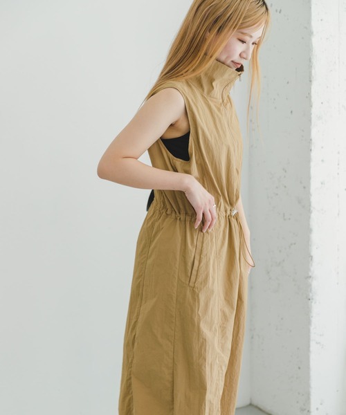 ITEMS URBANRESEARCH(アイテムズ アーバンリサーチ)の「ナイロンハーフジップワンピース(ワンピース・レディース・ブラック/ベージュ・FREE)」の11枚目の写真