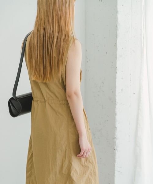 ITEMS URBANRESEARCH(アイテムズ アーバンリサーチ)の「ナイロンハーフジップワンピース(ワンピース・レディース・ブラック/ベージュ・FREE)」の12枚目の写真