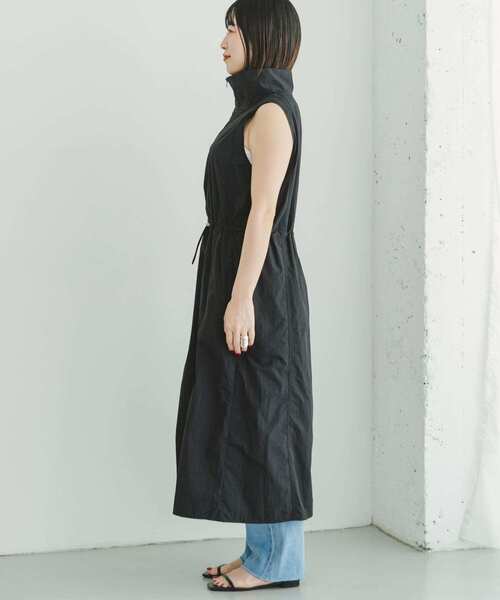 ITEMS URBANRESEARCH(アイテムズ アーバンリサーチ)の「ナイロンハーフジップワンピース(ワンピース・レディース・ブラック/ベージュ・FREE)」の14枚目の写真