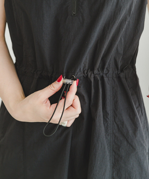 ITEMS URBANRESEARCH(アイテムズ アーバンリサーチ)の「ナイロンハーフジップワンピース(ワンピース・レディース・ブラック/ベージュ・FREE)」の18枚目の写真