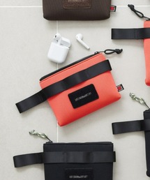 ARTISAN&ARTIST（アルティザンアンドアーティスト）の「「ARTISAN＆ARTIST」ニュー・デュアリティ/ループ付き・薄マチポーチ・ミディアム（ポーチ）」