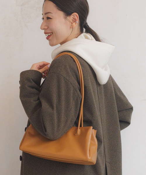 LAKOLE（ラコレ）の「ロングハンドルヨコ型トートバッグ2 / 140068（トートバッグ・レディース・シルバー/ブラック/ベージュ/ブラウン/アイボリー・FREE）」の4枚目の写真