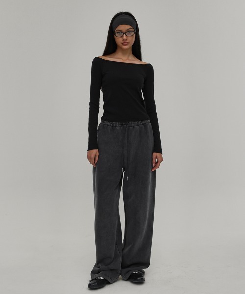 BLACKUP（ブラックアップ）の「[B-BASIC] スタンダードオフショルダー長袖Tシャツ（Tシャツ/カットソー・レディース・レッド/ブラック/アイボリー・ONESIZE）」の9枚目の写真