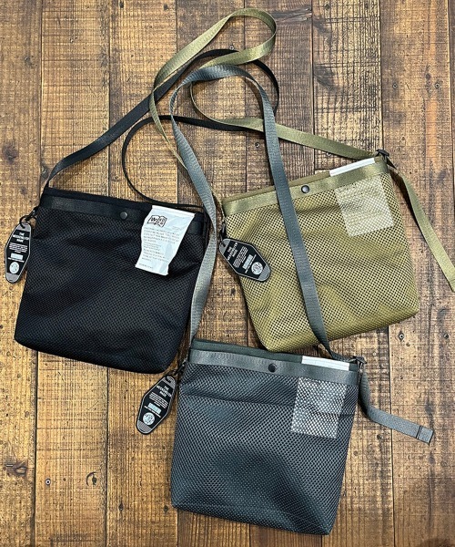 WEEKEND(ER)（ウィークエンダー）の「WEEKEND(ER) ウィークエンダー  MESH&SHOULDER BAG メッシュショルダーバッグ（ショルダーバッグ・メンズ・ベージュ/ブラック/グレー・FREE）」の4枚目の写真