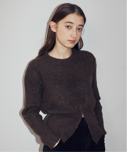 MOCOA'S(モコアズ)の「裾スリットニットプルオーバー(ニット/セーター・レディース・ブラウン/ナチュラル/グレー・FREE)」の3枚目の写真