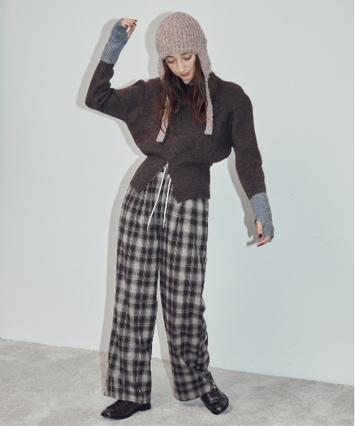 MOCOA'S(モコアズ)の「裾スリットニットプルオーバー(ニット/セーター・レディース・ブラウン/ナチュラル/グレー・FREE)」の4枚目の写真